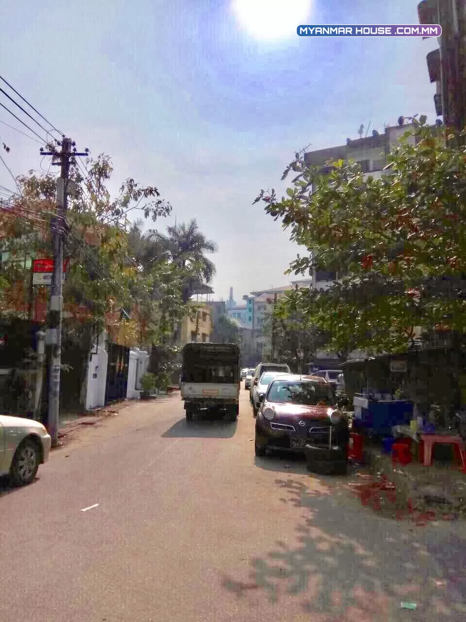 ကန်လမ်းသွယ် လမ်းသန့်​နေရာ​ကောင်း ပထမထပ်​ထောင့်တိုက်​ထောင့်ခန်း​ရောင်းမည်။ငှားမည်။