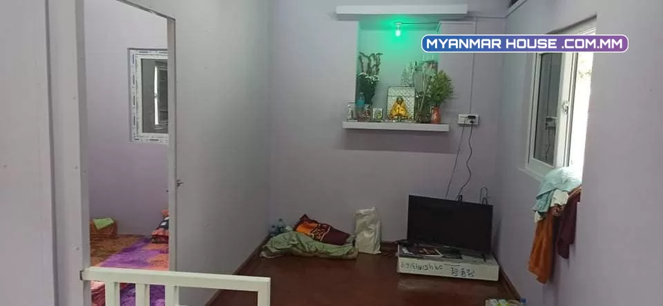 နဝဒေးလမ်းမှာ အိမ် နဲ့ ခြံ ရောင်းဖို့ရှိပါတယ်။