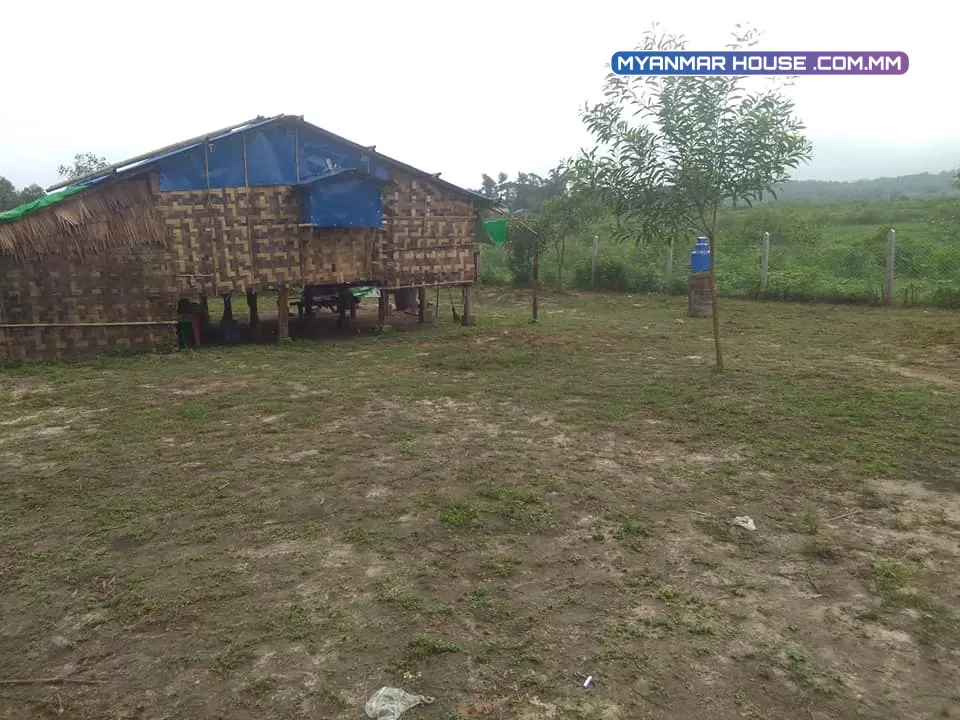 တိုက်ကြီး ဖောင်ကြီဖျက်လမ်းဘေး ပေ60/100 အသင့်နေအိမ်ပါ တံဇကာခြံခတ်ပြီ ရေလွယ် မီးလွယ် စျေး90
