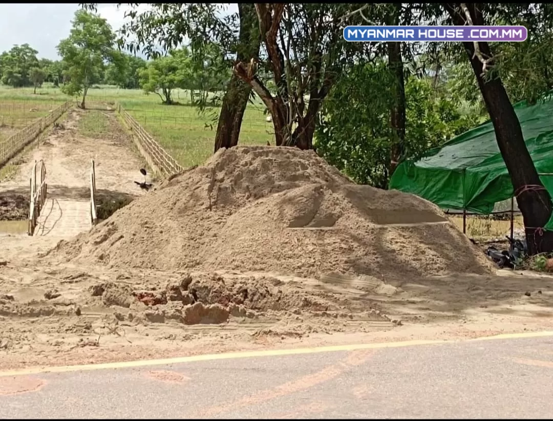 မှော်ဘီမြို့နယ်၊ နည်းပညာတက္ကသိုလ်(GTC)အနီး တိုးဂိတ်အကျော် မြို့ချောင်းလမ်းဆုံကနေ (၂) မိနစ် (၃) မိနစ်ပဲဝင်ရပါတယ်၊ ခြံကွက်များရောင်းရန်ရှိပါသည်။