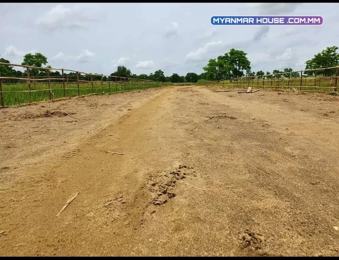 မှော်ဘီမြို့နယ်၊ နည်းပညာတက္ကသိုလ်(GTC)အနီး တိုးဂိတ်အကျော် မြို့ချောင်းလမ်းဆုံကနေ (၂) မိနစ် (၃) မိနစ်ပဲဝင်ရပါတယ်၊ ခြံကွက်များရောင်းရန်ရှိပါသည်။