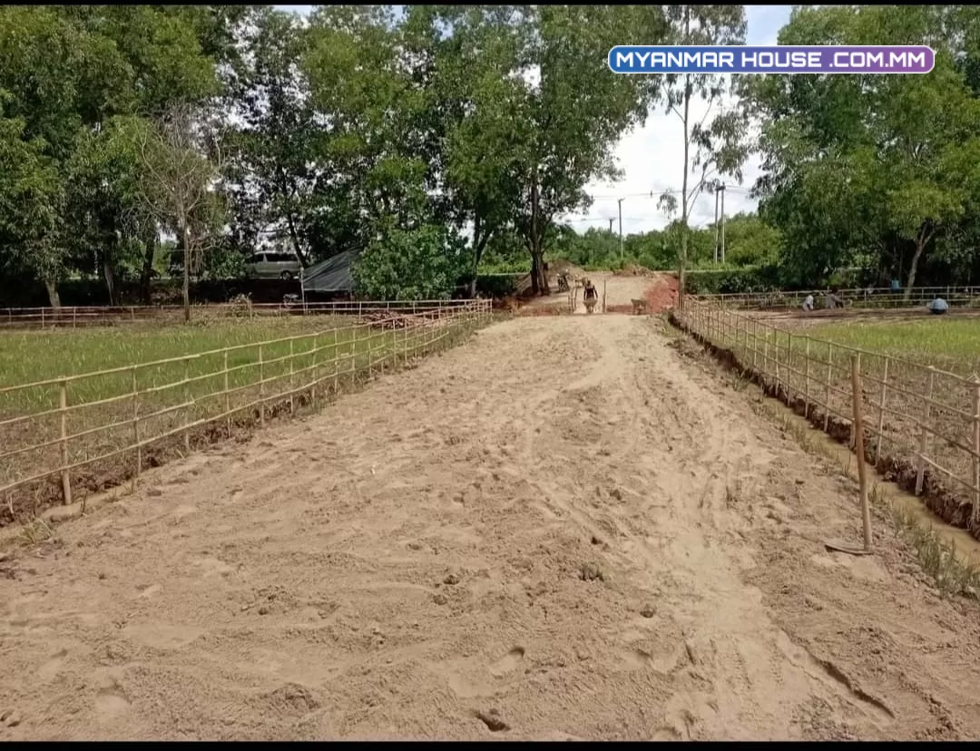 မှော်ဘီမြို့နယ်၊ နည်းပညာတက္ကသိုလ်(GTC)အနီး တိုးဂိတ်အကျော် မြို့ချောင်းလမ်းဆုံကနေ (၂) မိနစ် (၃) မိနစ်ပဲဝင်ရပါတယ်၊ ခြံကွက်များရောင်းရန်ရှိပါသည်။