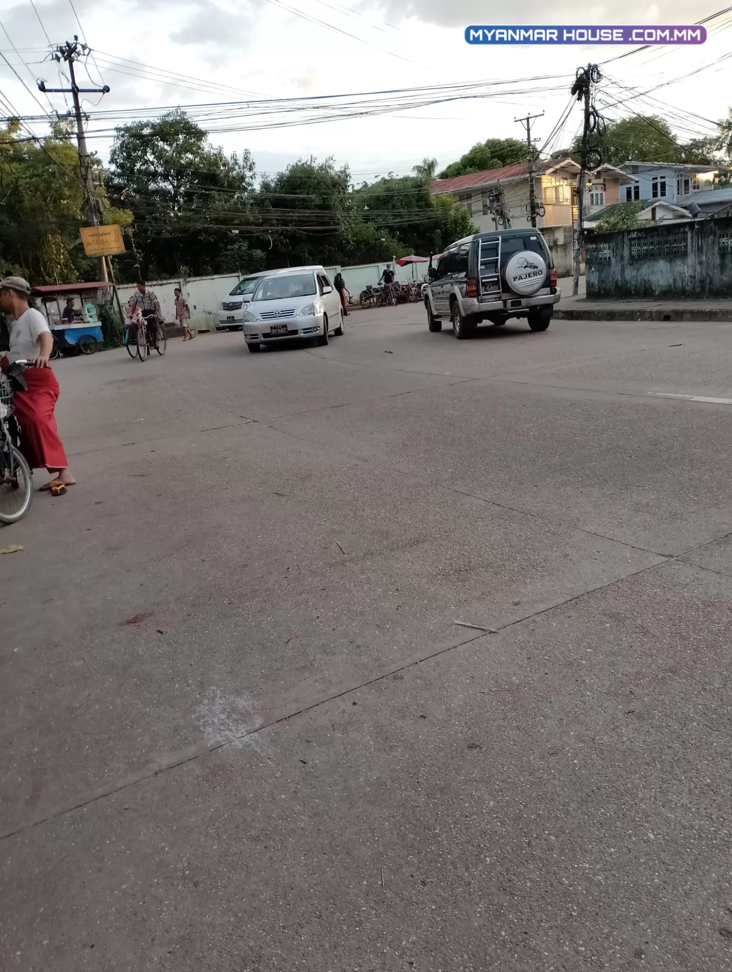မရမ်းကုန်းမြို့နယ်.. အောင်သိဒ္စိလမ်းမကြီးရဲ့ဘေး အရှေ့ 32 ပေ အနောက် ၆၀ သိန်း 1000 ညှိနိူင်း