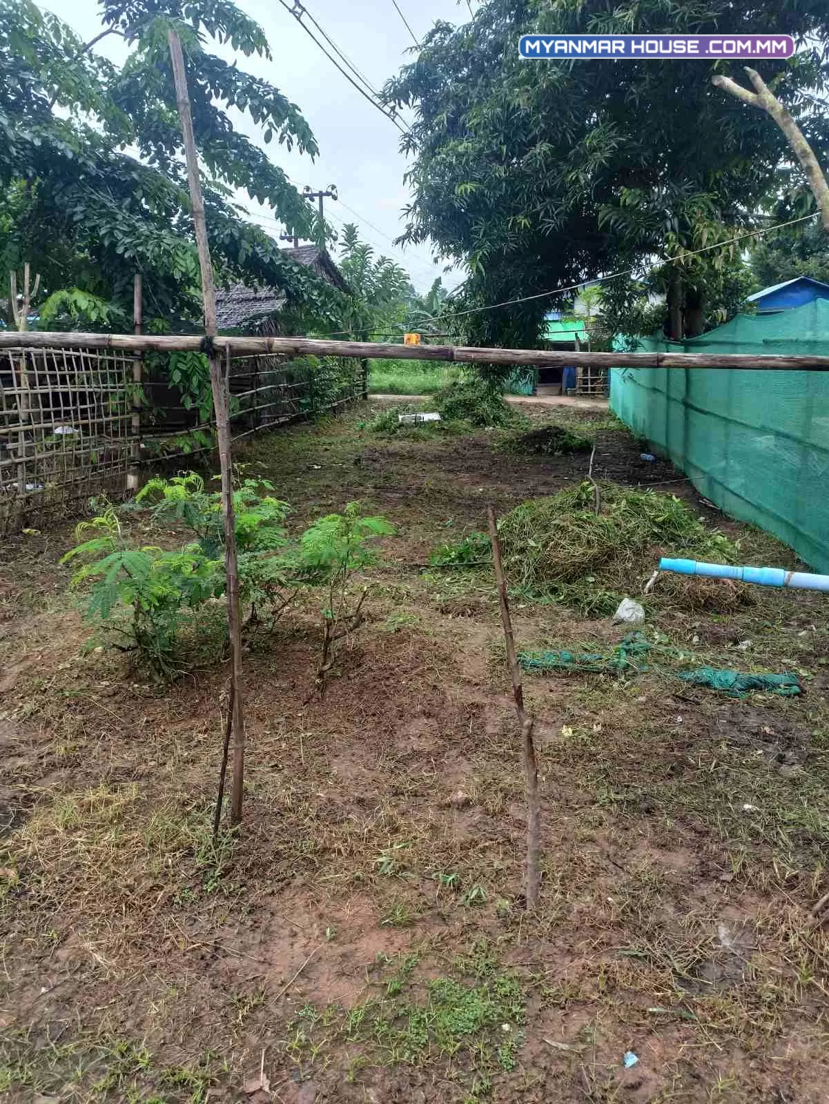 မဂ်လာဒုံမြို့နယ် မြဝတီရက်ကွက် ပျဥ်းမပင် အုပ်စု မြန်မာဘီယာစက်ရုံတစ်ဖက်ခြမ်း ဖိုးချစ်ဇတ်ရုံ ဘေး အမှတ် ၃ လမ်းနဲ့  ပြည်လမ်းနဲ့ကြား ခြံကွက်ကြီးပဲရောင်မည်