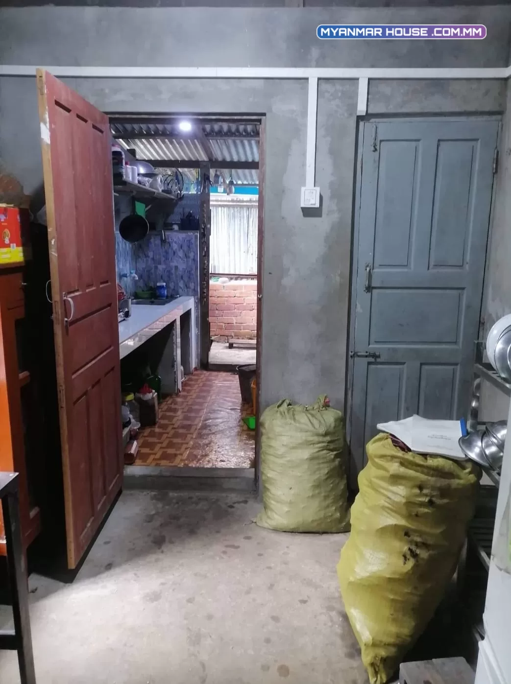 တောင်ဒဂုံရှိ ရေမီးအစုံ BN နှစ်ထပ်တိုက်အရောင်းလေးပါ