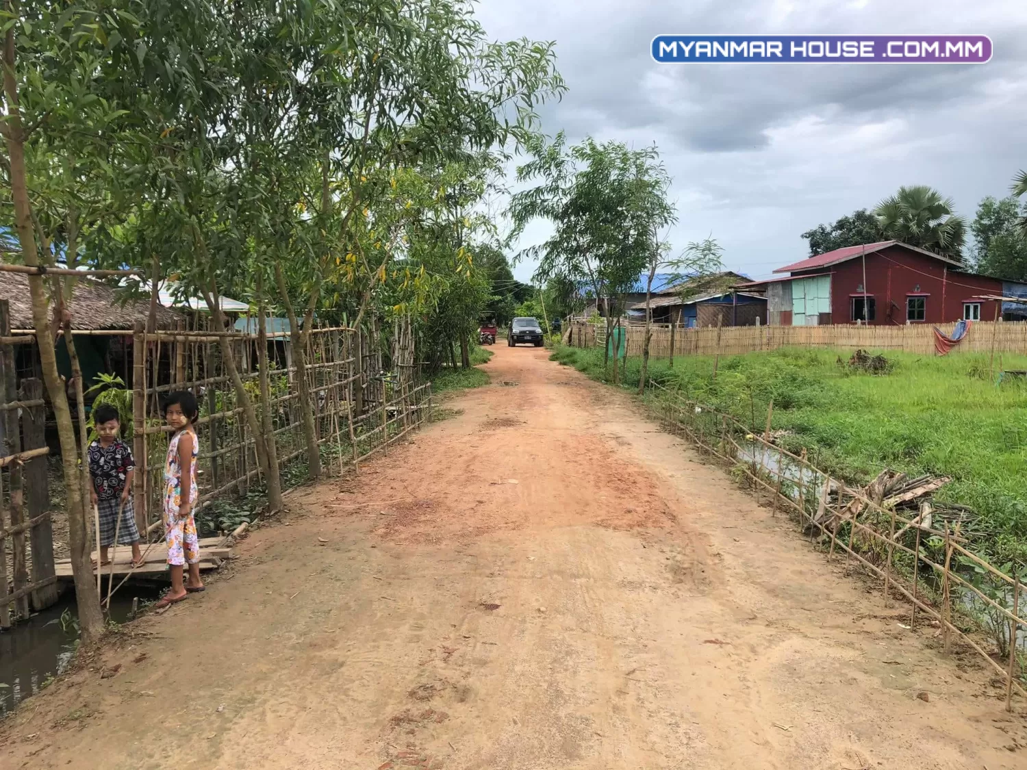 တိုက်ကြီးမြို့. ခြံအကျယ် ၂၀' ၆၀' အိမ်အကျယ် ၁၅ ပေ ၄၀. အမြန်ရောင်းမည်