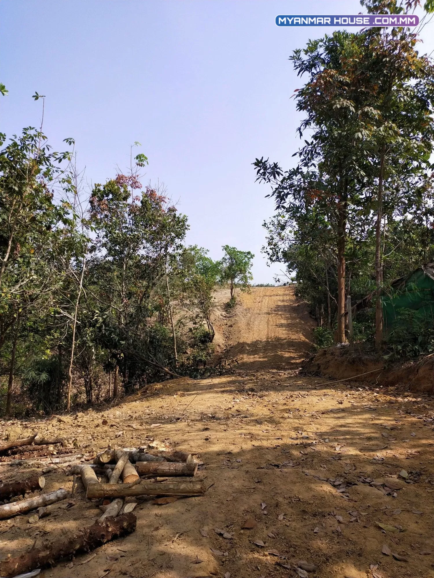 ရန်ကုန်တိုင်းအတွင်းရှိ ထူးခြားစွာတောင်ပေါ်လမ်းရှိသော ဥယျာဉ်ခြံမြေ ရောင်းရန်ရှိသည်
