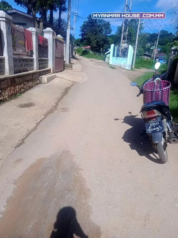 ကလောကအိမ်လေးနဲဝိုင်းရောင်းမထွက်သေးလို အငွေပိုင်အိမ်လေးလေးပါ အရှူပ်ရှင်းလဲကင်းအာမခံ ရေရ မီးရ ကားလမ်းပေါက်  ဈေး280ခေါ်ထားပါတယ်ဗျ အရှော့တင်းလဲရှိပါတယ်ဗျ 