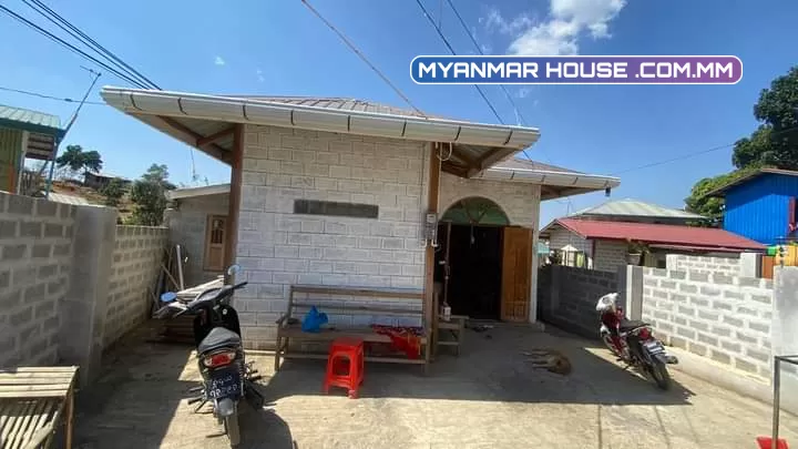 တောင်ကြီးမြို့ ကျောင်းကြီးစု ရပ်ကွက် -ဝါးပြား(နမ၇) -ခြံဝန်းထဲ ကားဝင်ရ -အသင့်နေ နံကပ်တထပ် အိမ်အပါ -ခြံဝန်းအကျယ်(30-60) -လက်ရှိခေါ်ဈေး (၅၅၀)လျော့တင်း