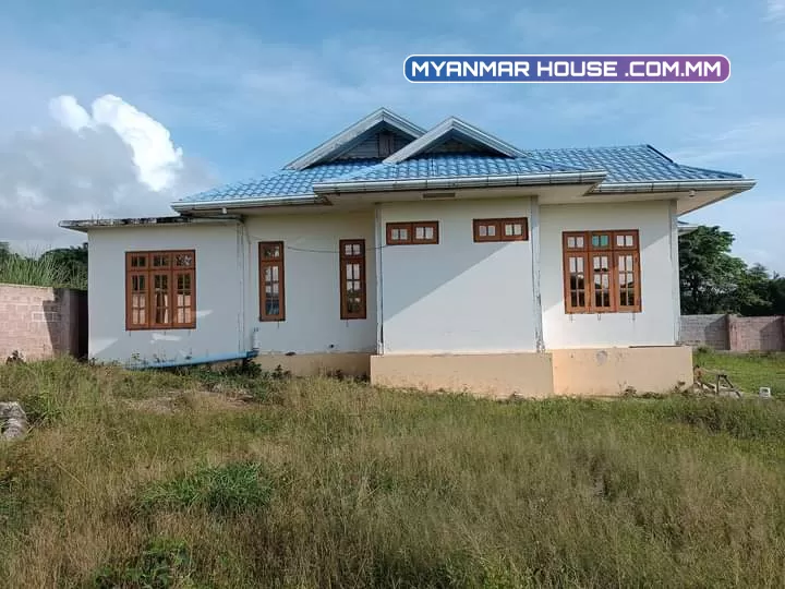 အိမ်ရောင်းဖို့ရှိပါတယ်ဗျ  တောင်ကြီးကွန်ပျူတာတဣသိုလ်အနီး  ခြောက်မိုင်ဘုရားဖြူကတ်တရာလမ်းမနှင့်နှစ်ကွက်ငုပ် အိမ်ဝင်းအကျယ် ပေတစ်ရာပါတ်လည် ဈေး =သိန်း890 လျော့တင်း