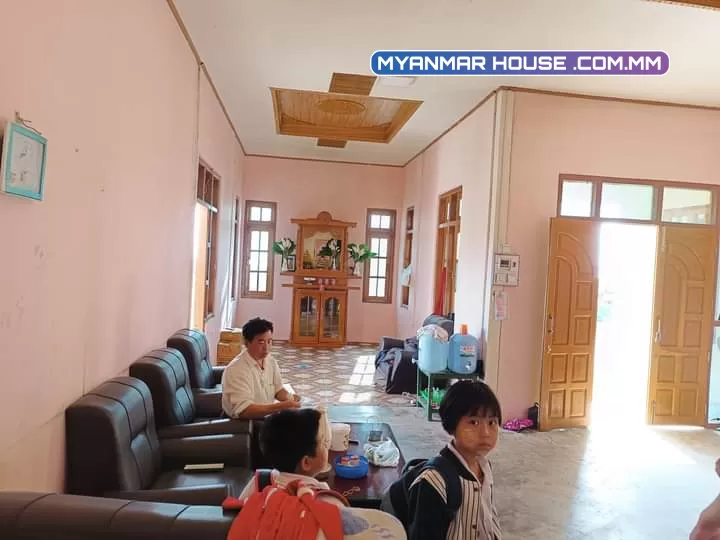 အိမ်ရောင်းဖို့ရှိပါတယ်ဗျ  တောင်ကြီးကွန်ပျူတာတဣသိုလ်အနီး  ခြောက်မိုင်ဘုရားဖြူကတ်တရာလမ်းမနှင့်နှစ်ကွက်ငုပ် အိမ်ဝင်းအကျယ် ပေတစ်ရာပါတ်လည် ဈေး =သိန်း890 လျော့တင်း