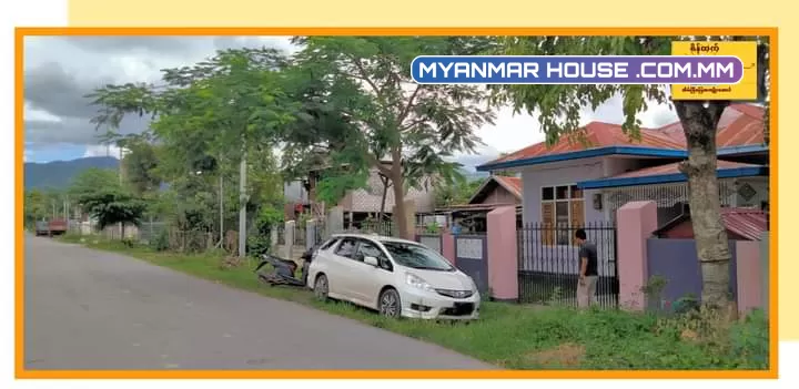 ေညာင္ေရႊၿမိဳ့၊ နႏၵဝန္းရပ္၊ ေဖာင္ေတာ္ျပန္လမ္းမႀကီးေဘးအ.ထ.က(၁) အနီး‌ ေဈးတန္တန္ႏွင့္ မိသားစုအသင့္ေနအိမ္၊ ေရမီးအစုံပါေရာင္းရန္ရွိပါတယ္ဗ်ာ။🙏