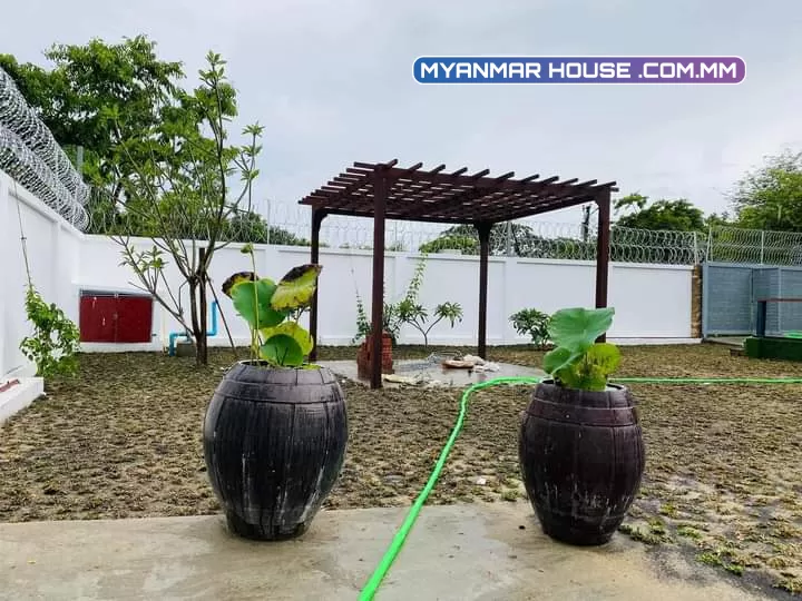 အရှေ့ဒဂုံရှိ ထောင့်ကွက် ခြံခတ်ပြီး အရောင်းလေးပါ