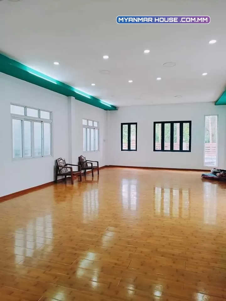 မြောက်ဒဂုံရှိ လုံးချင်းတိုက်သန့်အရောင်းလေးပါ