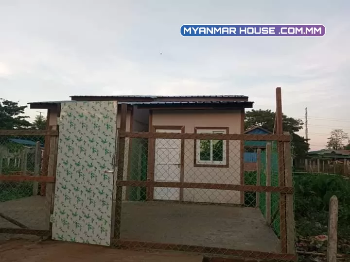 တောင်ဒဂုံရှိ ကျောင်းနီးကားမှတ်တိုင်အနီး လုံးချင်းအရောင်းလေးပါ