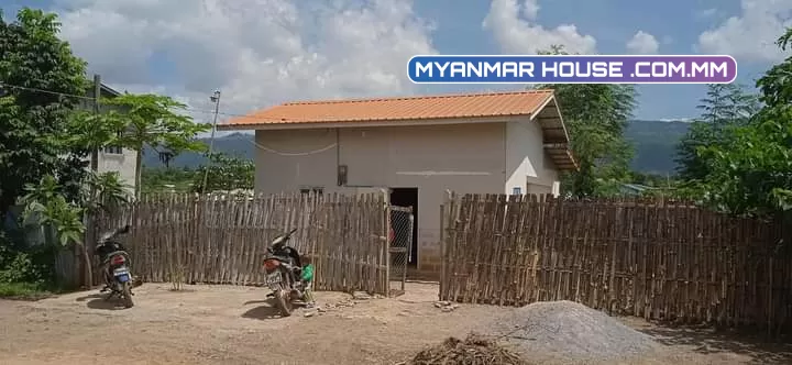 တောင်ကြီးခရိုင် အေးသာယာမြို့ ၁၁ရပ်ကွက် ကခြံနှင့်အိမ်  ရောင်းပေးမယ်ရှင့်  ပေ 40×60 ပိူင်ဆိုင်မူ့ ဂရန်မြေ  ကားဝင်ထွက်ကောင်း သရဖီလမ်းဘေး  အိမ်ပါ  တစ်ထပ် /အရူပ်အရှင်းကင်း  ဈေး သိန်း၃၅၀ပါ 
