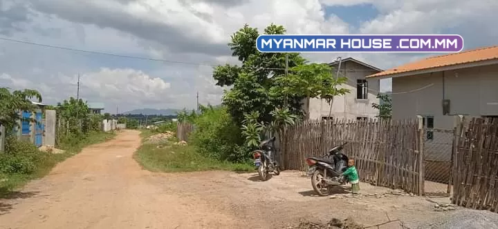 တောင်ကြီးခရိုင် အေးသာယာမြို့ ၁၁ရပ်ကွက် ကခြံနှင့်အိမ်  ရောင်းပေးမယ်ရှင့်  ပေ 40×60 ပိူင်ဆိုင်မူ့ ဂရန်မြေ  ကားဝင်ထွက်ကောင်း သရဖီလမ်းဘေး  အိမ်ပါ  တစ်ထပ် /အရူပ်အရှင်းကင်း  ဈေး သိန်း၃၅၀ပါ 