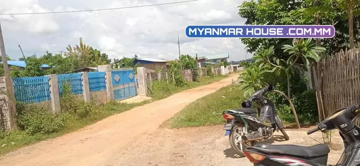 တောင်ကြီးခရိုင် အေးသာယာမြို့ ၁၁ရပ်ကွက် ကခြံနှင့်အိမ်  ရောင်းပေးမယ်ရှင့်  ပေ 40×60 ပိူင်ဆိုင်မူ့ ဂရန်မြေ  ကားဝင်ထွက်ကောင်း သရဖီလမ်းဘေး  အိမ်ပါ  တစ်ထပ် /အရူပ်အရှင်းကင်း  ဈေး သိန်း၃၅၀ပါ 