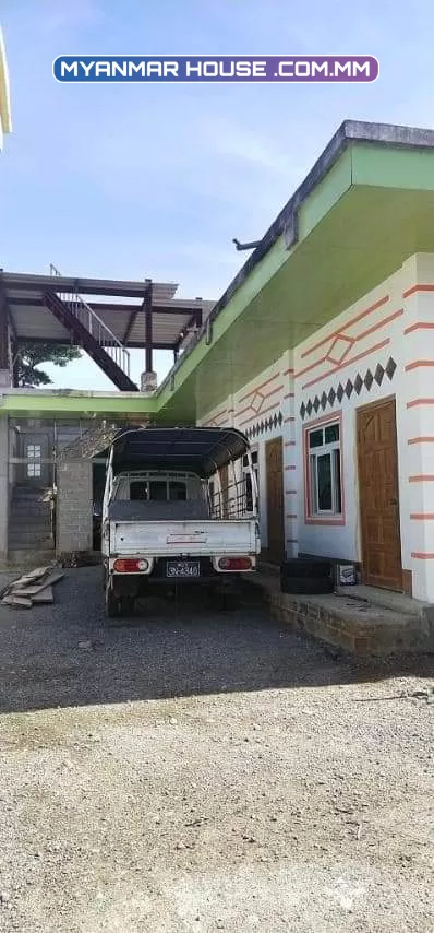 ညောင်ရွေABCဟိုတည်နားရွေကျောင်းနားခြံနဲ့အဆောက်ဦးအောက်8ခန်းပြီး/ခြံခပ်ထားပြီးအုတ်နဲ့ရေကအဝေရှိတွင်းမီးတာပါ//သိန်း1100