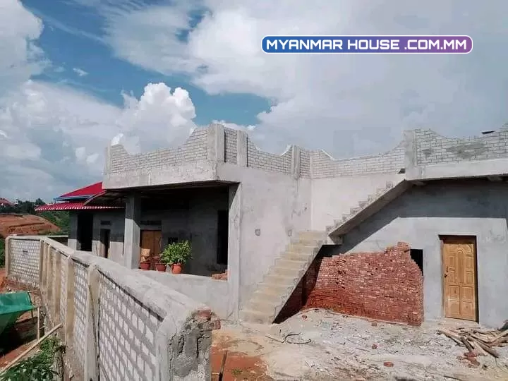 အိမ္ေရာင္းမည္🏠 ၿငိမ္းၿငိမ္းခ်မ္းခ်မ္းနဲ႔  လေ‌ေကာင္းေလသန့်လည္းရ မူဆယ္ၿမိဳ့ ရှုခင္းကို အေပၚစီး မှ‌ြမင္ရတဲ့ အိမ္နဲ႔ၿခံေလးကိုေရာင္းခ်င္ပါတယ္၊ သိန္း ၁၉၅၀ က်ပ္အ ‌ေလ်ာ့အတင္းပါးပါးရွိ ပါမယ္