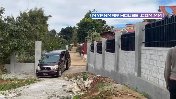 ကလောမြို့ ရပ်ကွက် (၈)  ဝ.၀၅၃ ဧက ပြည်တော်သာလမ်း  ထောင့်ကွက်ပါ  ခြံအုတ်တံတိုင်းကာပြီး။ ကွန်ကရစ်လမ်း။ သိန်း၉၅၀ ညှိနှိုင်း
