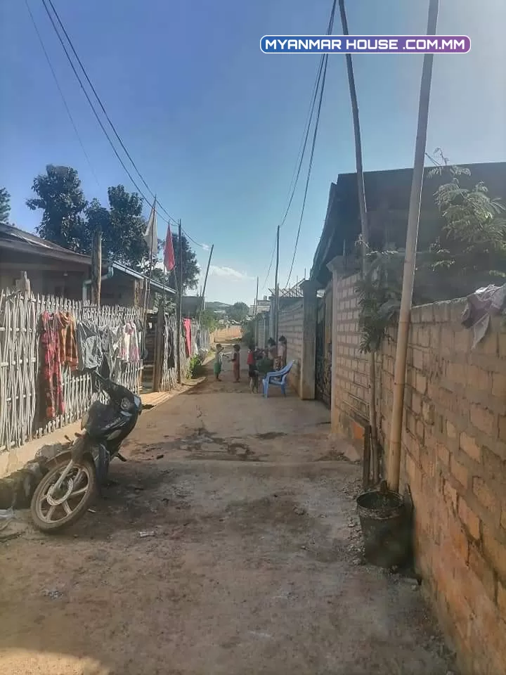 လားရိူးမြို့ ရပ်ကွက် ၁၀ နယ်မြေ ၂  အေးချမ်းမြေ့ဘုန်းကြီးကျောင်းအနီး  မြို့ဝမ်းဈေးနီး  စာသင်ကျောင်းနီး တရုတ်ကျောင်းနီး  လမ်းသာ လူစည် ရေမီးစုံ  ပေ ၂၈ ' ၆၀ သိန်း ၁၂၀၀ အလျော့အတင်း
