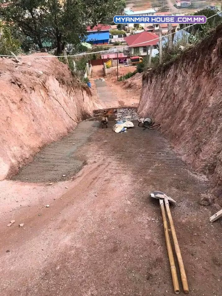 ကျောင်းကြီးစု 100% Ktv နားက ဒီအိမ်နဲ့ခြံလေးအမြန်ရောင်းချင်ပါတယ် အရင်ဈေးထက်လျော့ပြီး  (385 )သိန်း အပိတ်လိုချင်ပါတယ် 