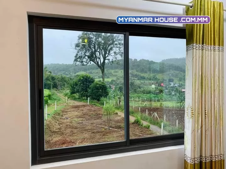 ⛰ေတာင္တန္းေတွၾကားက စံအိမ္ႀကီး 🏡   အိုးစည္ေတာင္ ၊ ကဆုန္ေတာင္ႀကီးေတွပတ္လည္ဝိုင္းေနတဲ့ က ‌ေလာၿမိဳ့အနားက အလွဆုံးျမင္းကရြာမွာ တည္ရွိတာျဖစ္ပါတယ္။💰ေရာင္းေစ်း : သိန္း ၂၀၀၀ 💰