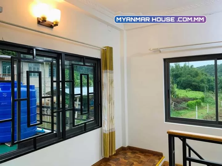 ⛰ေတာင္တန္းေတွၾကားက စံအိမ္ႀကီး 🏡   အိုးစည္ေတာင္ ၊ ကဆုန္ေတာင္ႀကီးေတွပတ္လည္ဝိုင္းေနတဲ့ က ‌ေလာၿမိဳ့အနားက အလွဆုံးျမင္းကရြာမွာ တည္ရွိတာျဖစ္ပါတယ္။💰ေရာင္းေစ်း : သိန္း ၂၀၀၀ 💰