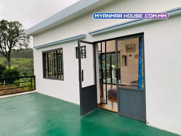 ⛰ေတာင္တန္းေတွၾကားက စံအိမ္ႀကီး 🏡   အိုးစည္ေတာင္ ၊ ကဆုန္ေတာင္ႀကီးေတွပတ္လည္ဝိုင္းေနတဲ့ က ‌ေလာၿမိဳ့အနားက အလွဆုံးျမင္းကရြာမွာ တည္ရွိတာျဖစ္ပါတယ္။💰ေရာင္းေစ်း : သိန္း ၂၀၀၀ 💰