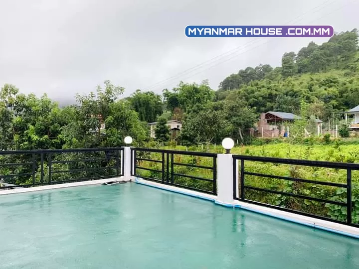 ⛰ေတာင္တန္းေတွၾကားက စံအိမ္ႀကီး 🏡   အိုးစည္ေတာင္ ၊ ကဆုန္ေတာင္ႀကီးေတွပတ္လည္ဝိုင္းေနတဲ့ က ‌ေလာၿမိဳ့အနားက အလွဆုံးျမင္းကရြာမွာ တည္ရွိတာျဖစ္ပါတယ္။💰ေရာင္းေစ်း : သိန္း ၂၀၀၀ 💰