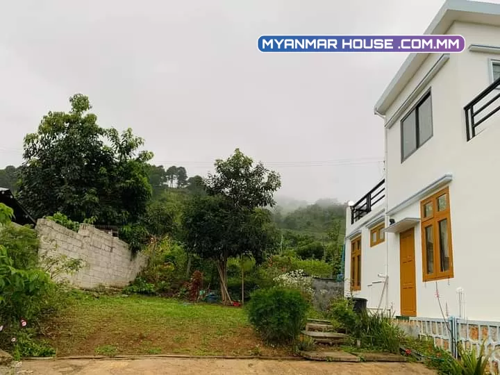 ⛰ေတာင္တန္းေတွၾကားက စံအိမ္ႀကီး 🏡   အိုးစည္ေတာင္ ၊ ကဆုန္ေတာင္ႀကီးေတွပတ္လည္ဝိုင္းေနတဲ့ က ‌ေလာၿမိဳ့အနားက အလွဆုံးျမင္းကရြာမွာ တည္ရွိတာျဖစ္ပါတယ္။💰ေရာင္းေစ်း : သိန္း ၂၀၀၀ 💰