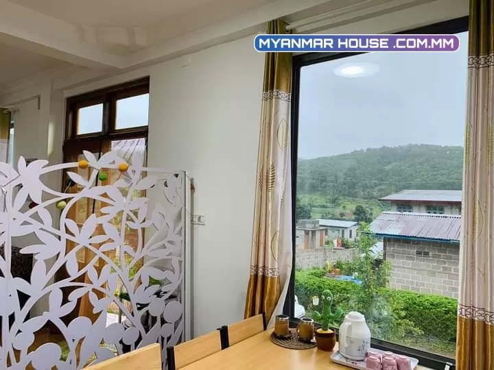 ⛰ေတာင္တန္းေတွၾကားက စံအိမ္ႀကီး 🏡   အိုးစည္ေတာင္ ၊ ကဆုန္ေတာင္ႀကီးေတွပတ္လည္ဝိုင္းေနတဲ့ က ‌ေလာၿမိဳ့အနားက အလွဆုံးျမင္းကရြာမွာ တည္ရွိတာျဖစ္ပါတယ္။💰ေရာင္းေစ်း : သိန္း ၂၀၀၀ 💰