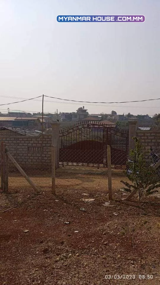 ရပ်ကွက်(1)နယ်မြေ(8) နှင်းဆီလမ်းသွယ်၆ ပေ50×50အမြန်ရောင်းချင်ပါတယ် ချစ်မိတ်ဆွေတို့ ခြံခတ် သံတံခါး အပါ အိမ်ဆောက်နေယုံပါ မြေညီ ကားအဝင်အထွက်ကောင်းဈေး 750 အလျှော့တင်းရှိ