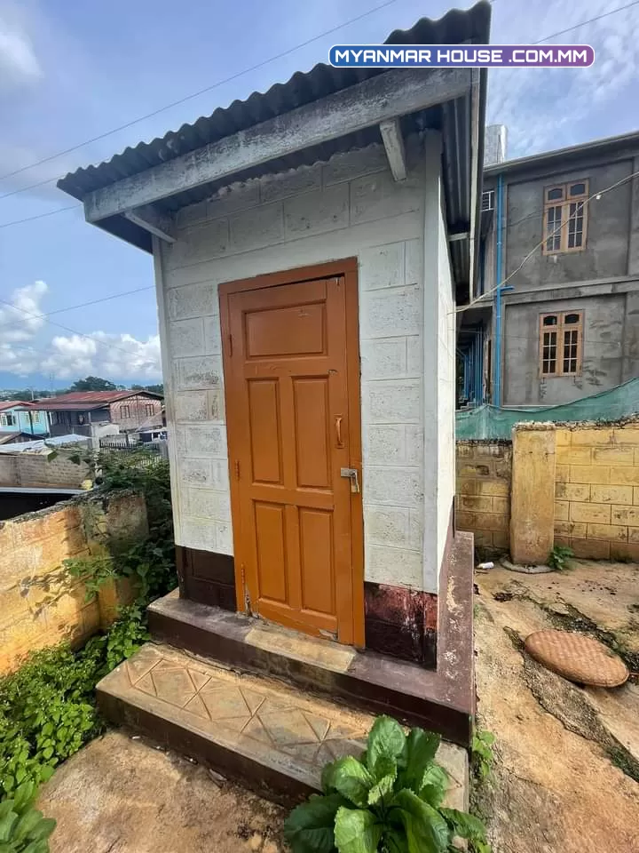 ဟိုပုံးမြို့  မြို့ဦးရပ်ကွက်  အထက ၁ လမ်း မြို့ဦးရပ်ကွက်ရုံနှင့်မျက်နှာချင်းဆိုင်  ပေအကျယ် မျက်နှာစာ ပေ၅၅ အလျှား ၈၅ ပေ/ဈေးနူန်း သိန်း ၁၁၀၀