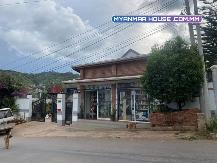 တောင်ကြီးမြို့.ရှမ်းကွင်းအဝင်လမ်းမကြီးဘေး  မျက်နာစာ.60.80ပေအကျယ်ရှိ  တစ်ထပ်ခွဲအိမ်လှလှလေးရောင်းမယ်နော်၊ရောင်းဈေး.(3200)သိန်း  ပိုင်ဆိုင်မှု့စာရွက်စာတန်း. ဂရံပါရှိ  ပိုင်ရှင်တိုက်ရိုက်ဈေးညိနှိုင်းရ