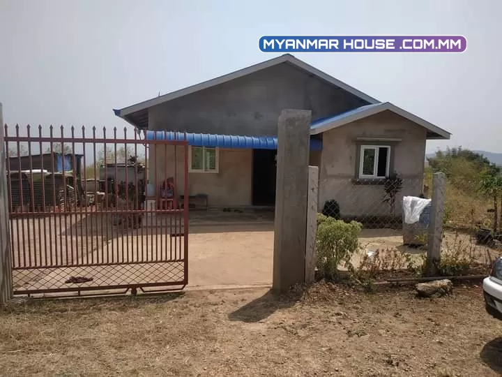 ကွန်ပြူတာတက္ကသိုလ်နားကအိမ်လေးရောင်းပါမည် ရေတွင်းလဲတူးပြီးလို့ရေလဲရှယ်ထွက်ပါတယ်ရှင် မီတာကလျှောက်ထားပါတယ် အိမ်ဝန်းအကျယ်ကတော့ 48' 56'ပါရောင်းဈေးကတော့ သိန်း၃၅၀ပါရှင်