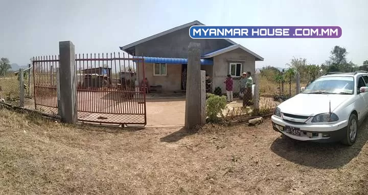 ကွန်ပြူတာတက္ကသိုလ်နားကအိမ်လေးရောင်းပါမည် ရေတွင်းလဲတူးပြီးလို့ရေလဲရှယ်ထွက်ပါတယ်ရှင် မီတာကလျှောက်ထားပါတယ် အိမ်ဝန်းအကျယ်ကတော့ 48' 56'ပါရောင်းဈေးကတော့ သိန်း၃၅၀ပါရှင်