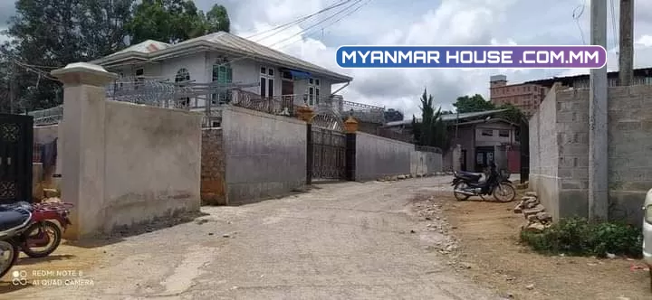 စိန်ပန်း နယ်မြေ ၄ ပြည်နယ်ရဲရုံးအနီးမှ နှစ်ထပ်ပျဉ်ထောင် အိမ် ပေအကျယ် ၄၀ * ၆၀ ရှိတဲ့ အုတ်တံတိုင်း၊ သံပန်း သံတံခါးပါပြီးအိမ်လေးကို အရောင်း ၁၁၀၀ ပါရှင့်။