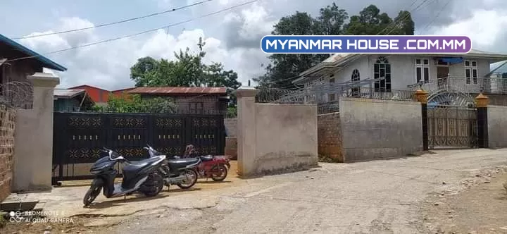 စိန်ပန်း နယ်မြေ ၄ ပြည်နယ်ရဲရုံးအနီးမှ နှစ်ထပ်ပျဉ်ထောင် အိမ် ပေအကျယ် ၄၀ * ၆၀ ရှိတဲ့ အုတ်တံတိုင်း၊ သံပန်း သံတံခါးပါပြီးအိမ်လေးကို အရောင်း ၁၁၀၀ ပါရှင့်။