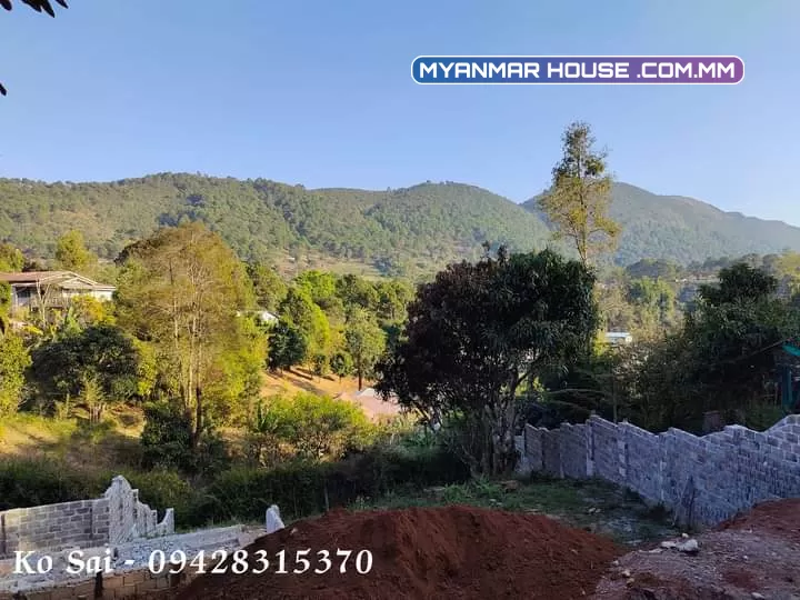 ကလောမြို့ ရပ်ကွက် (၃) အရှေ့ဗိုလ်ကုန်း  သဇင်လမ်းမမေးတင်မြေကွက်လေးရောင်းမည်  ရေ၊မီးအဆင်ပြေ ၊ခြံမှကြည့်လျှင်တောင်တန်း view မြင်ရမည်  အကျယ် - (ဝ.၁၁၄ဧက)ဂရမ်မြေ  ဈေးနှုန်း - (သိန်း 2000 ၊ညှိနှိုင်း)