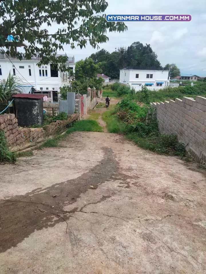 တည်နေရာကတော့ ဘုရားဖြူ၊နမ၅၊ပန်းသစ္စာလမ်း /ပေအကျယ်က (30×40/70×70 ) ရှိပါတယ် ခေါ်ဈေးကတော့(သိန်း450)ပါ 