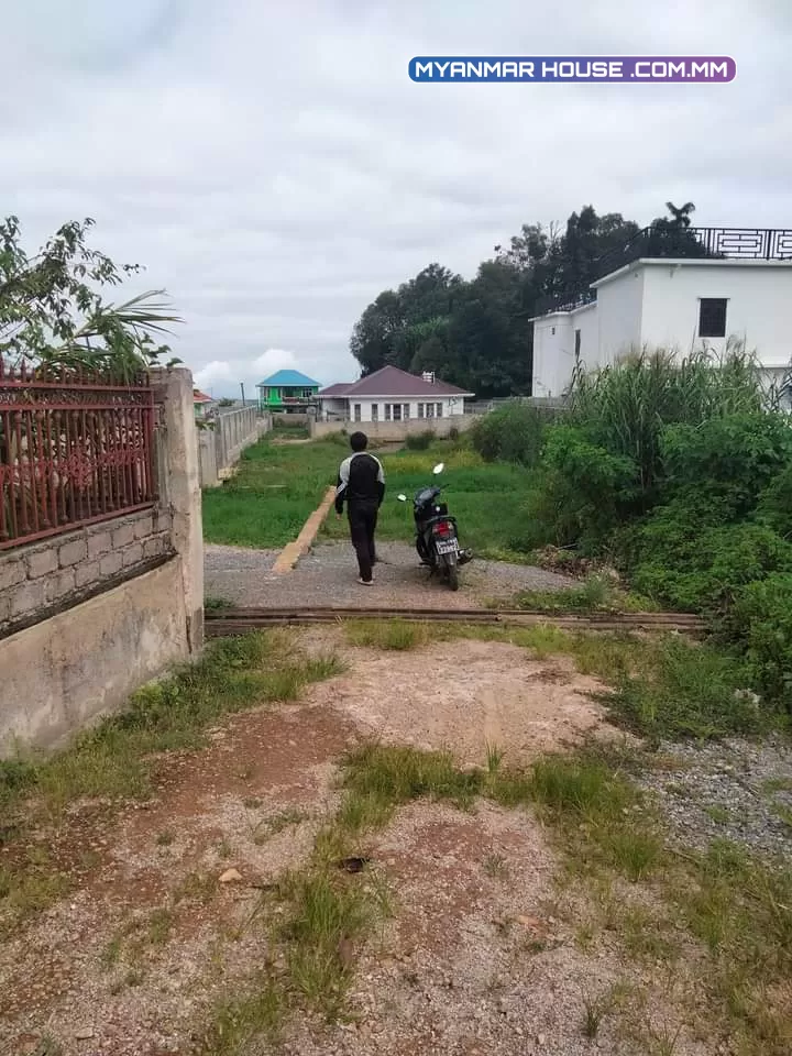 တည်နေရာကတော့ ဘုရားဖြူ၊နမ၅၊ပန်းသစ္စာလမ်း /ပေအကျယ်က (30×40/70×70 ) ရှိပါတယ် ခေါ်ဈေးကတော့(သိန်း450)ပါ 