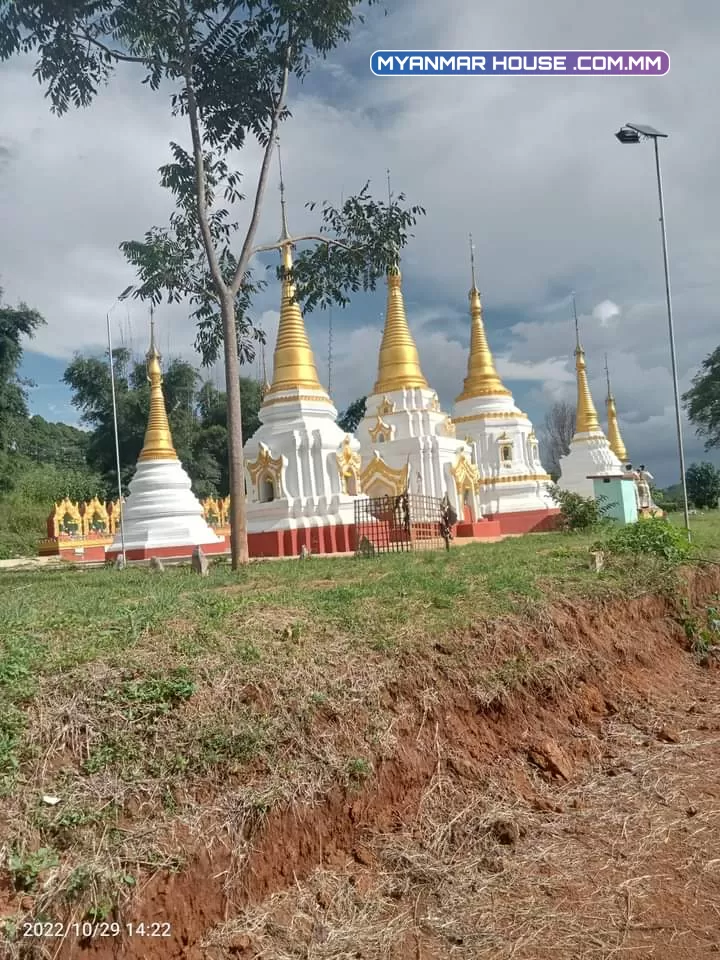 မြင်းကရွာအဝင်မှာ မြေကွက်လှလှလေးရှိပါတယ်  မျက်စာပေ ၁၅၃ ပေ၂ဖက် ဘေး ၂ဖက်ကပေ၉၀ပါရှင့်  ဈေးကသိန်း၂၅၀၀ ပိုင်ရှင်တိုက်ရိုက် ဈေးညိနိုင်ပါတယ်ရှင့်