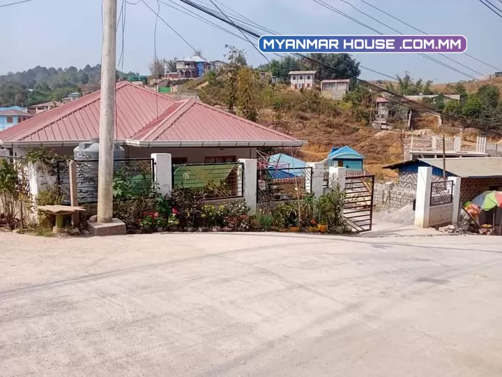 ကျောင်းကြီးစု နယ်မြေ ၁၁ ရေတွင်းလမ်း သက်စေ့ရန်အောင်ကျောင်းလမ်းစုံအနီး ဘုန်းမြင့်ကုန်စုံဆိုင်အနောက်ဘက် အိမ်ရှေ့ ပေ ၃၀လမ်း အိမ်ဘေး ၂၅ပေလမ်း ခြံအကျယ်.....ပေ ၅၀ ၇၀ ၄၀ ၄၀ ဈေး....၁၄၀၀ လျှော့တင်းရှိ