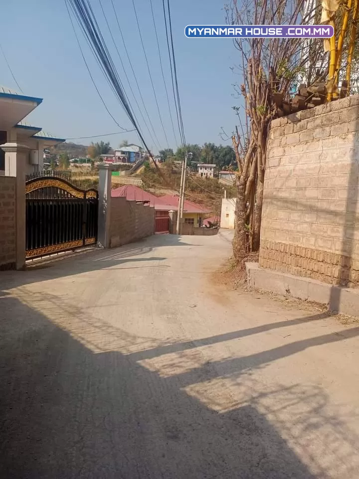 ကျောင်းကြီးစု နယ်မြေ ၁၁ ရေတွင်းလမ်း သက်စေ့ရန်အောင်ကျောင်းလမ်းစုံအနီး ဘုန်းမြင့်ကုန်စုံဆိုင်အနောက်ဘက် အိမ်ရှေ့ ပေ ၃၀လမ်း အိမ်ဘေး ၂၅ပေလမ်း ခြံအကျယ်.....ပေ ၅၀ ၇၀ ၄၀ ၄၀ ဈေး....၁၄၀၀ လျှော့တင်းရှိ