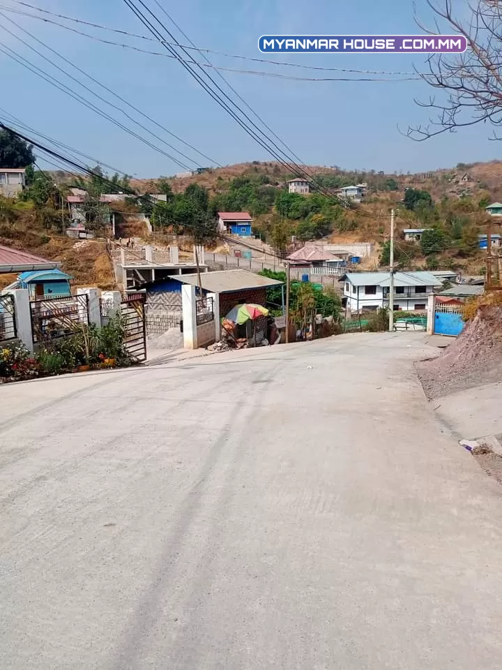 ကျောင်းကြီးစု နယ်မြေ ၁၁ ရေတွင်းလမ်း သက်စေ့ရန်အောင်ကျောင်းလမ်းစုံအနီး ဘုန်းမြင့်ကုန်စုံဆိုင်အနောက်ဘက် အိမ်ရှေ့ ပေ ၃၀လမ်း အိမ်ဘေး ၂၅ပေလမ်း ခြံအကျယ်.....ပေ ၅၀ ၇၀ ၄၀ ၄၀ ဈေး....၁၄၀၀ လျှော့တင်းရှိ