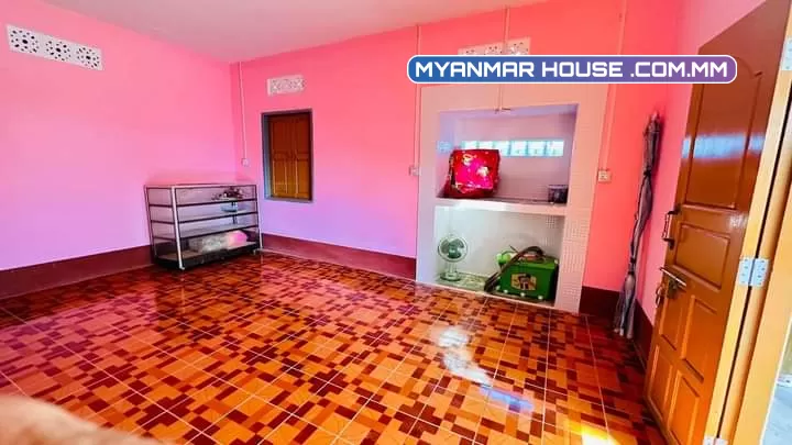 လားရှိုး ရက (၁၂) ရှမ်းကုန်း စစ်တောင်းလမ်း လမ်းထဲက  ပေ 35 /70 တိုက် အိမ်နဲ့ခြံရောင်းမည်။ဈေး = 1100 အလျော့အတင်းရှိ