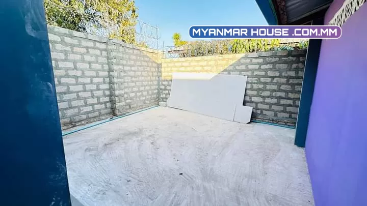 လားရှိုး ရက (၁၂) ရှမ်းကုန်း စစ်တောင်းလမ်း လမ်းထဲက  ပေ 35 /70 တိုက် အိမ်နဲ့ခြံရောင်းမည်။ဈေး = 1100 အလျော့အတင်းရှိ