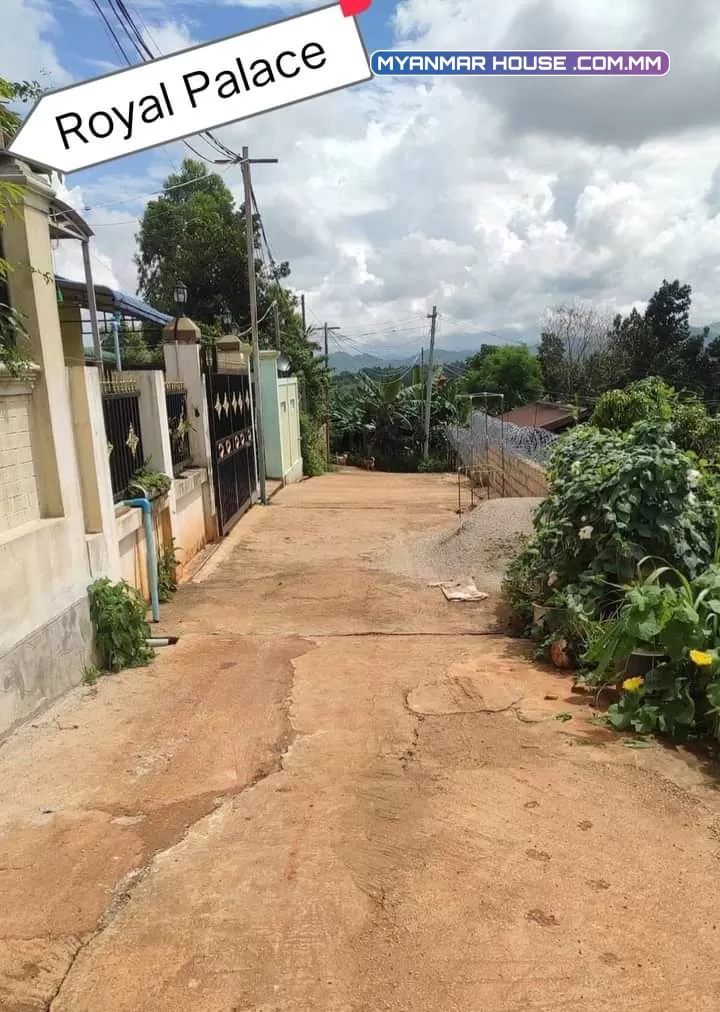 🏠 အိမ်အပါလေး ရောင်းမည်။  👉 လားရှိုးမြို့ ၊ ရပ်ကွက် 1  👉 ချယ်ရီမြိုင်လမ်းသွယ် 1 ထဲ  👉 ပေ 58×60 ပတ်လည်  ရေမီးအစုံအဆင်သင့်တက်နေရုံ  💰 သိန်း-670